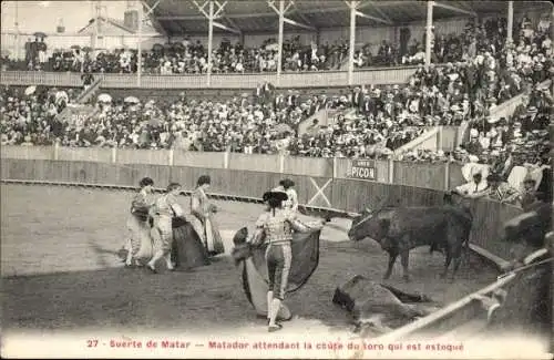 Ak Suerte de Matar, Matador, der die Rutsche des Toros begleitet, die es ist