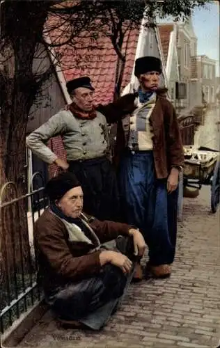 Ak Volendam Nordholland Niederlande, Niederländer in Trachten, Fuhrwerk, Wohnhäuser