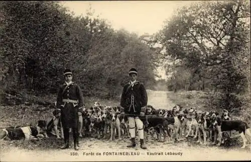 Ak Jagd im Wald von Fontainebleau, Vautrait Lebaudy, Hundemeute