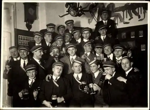 Studentika Foto Gruppenaufnahme von Studenten mit Bierkrügen