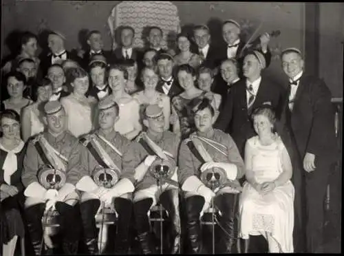 Studentika Foto Gruppenaufnahme von Studenten und Frauen