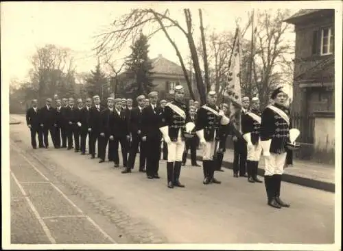 Studentika Foto Gruppenaufnahme von Studenten mit Fahne, Kundgebung 1932