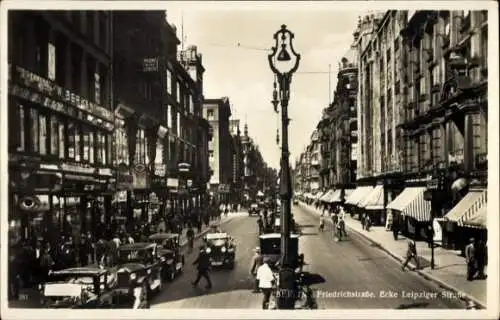 Ak Berlin Mitte, Friedrichstraße Ecke Leipziger Straße, Automobile, Passanten, Geschäfte