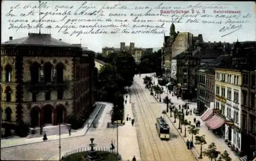 Ak Saarbrücken im Saarland, Die Reichsstraße mit Straßenbahn und Geschäften
