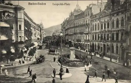 Ak Baden Baden am Schwarzwald, Leopolds-Platz, Kutschen, Denkmal