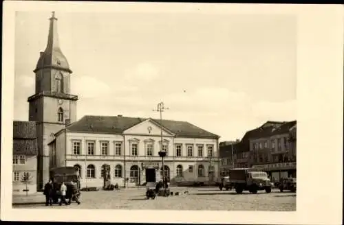 Ak Haldensleben Sachsen Anhalt, Friedrich-Engels-Platz, Rathaus, Fahrzeuge