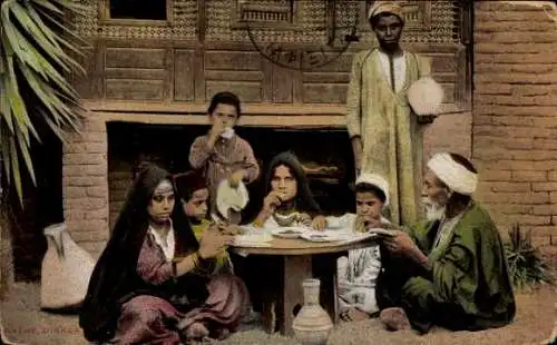 Ak Ägyptische Familie beim Essen am Tisch