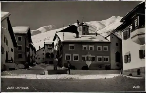 Ak Zuoz Kanton Graubünden, Dorfplatz im Winter