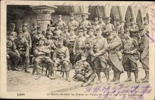 Ak Laon-Aisne, Wache während der Angriffe auf das Palais de Justice, durch die 45. Infanterie