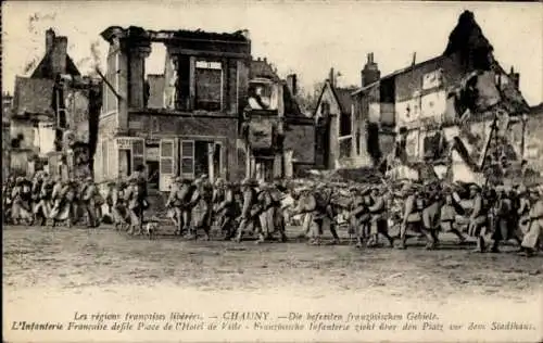 Ak Chauny Aisne, befreite französische Gebiete, infanterie, Ruinen, Rathaus