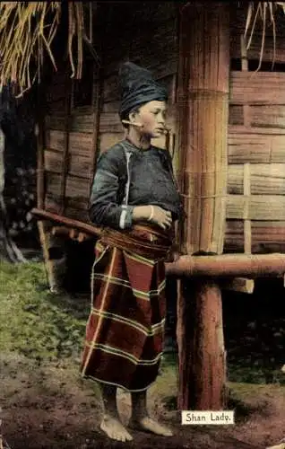 Ak Shan Lady, Frau in traditioneller Kleidung, Ohrringe