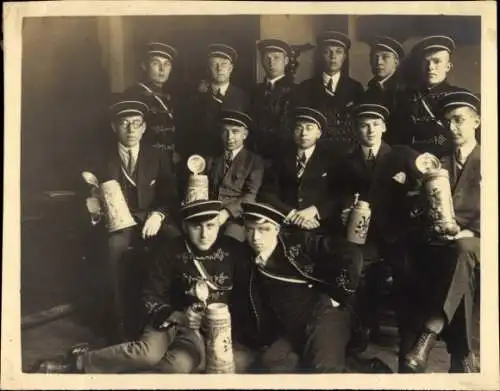 Studentika Foto Gruppenaufnahme von Studenten mit Bierkrügen