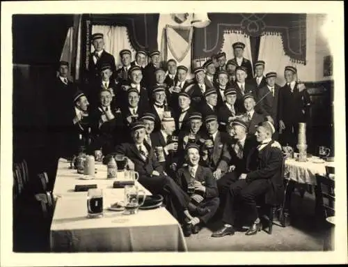 Studentika Foto Gruppenaufnahme von Studenten mit Bierkrügen in einem Gasthaus