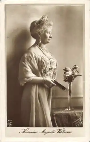 Ak Kaiserin Auguste Viktoria, Standportrait, NPG 4510