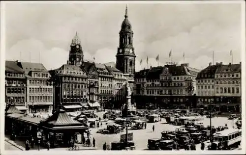Ak Dresden Altstadt, Altmarkt, Rathausturm, Kreuzkirche, Sieges-Denkmal, Autos, Bus
