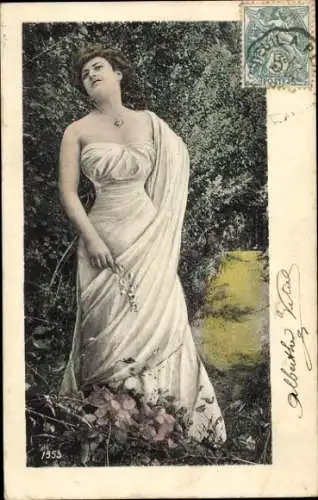 Ak Frau im schulterfreien Kleid im Garten