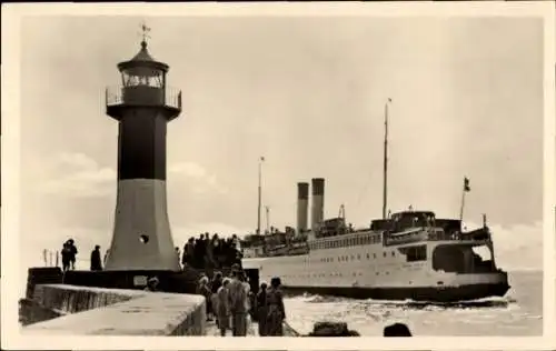 Ak Sassnitz auf der Insel Rügen, Leuchtturm mit Schwedenfähre