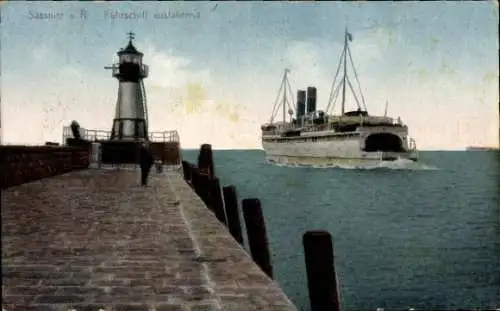 Ak Sassnitz auf Rügen, Fährschiff ausfahrend, Leuchtturm