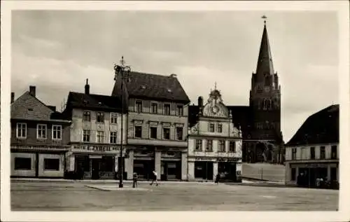 Ak Eberswalde im Kreis Barnim, Platz der Freundschaft, Kirche, Geschäft E. Zybell, Hüte, Pelze