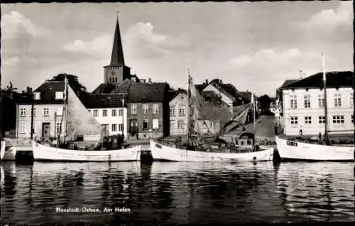 Ak Neustadt in Ostholstein, Am Hafen, Boote