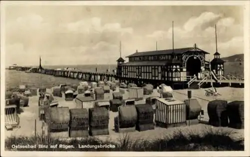 Ak Seebad Binz auf Rügen, Landungsbrücke, Strandkörbe