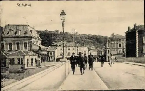 Ak St. Mihiel Lothringen Meuse, Straßenpartie, Hotel, Passanten