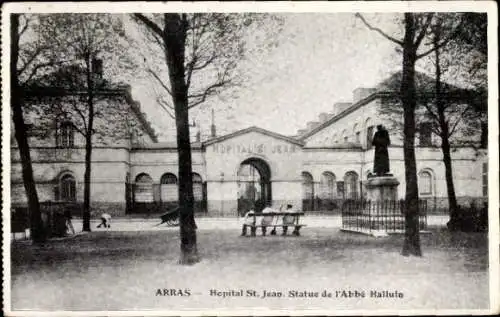 Ak Arras Pas de Calais, Krankenhaus St. Jean Statue von Abt Halluin