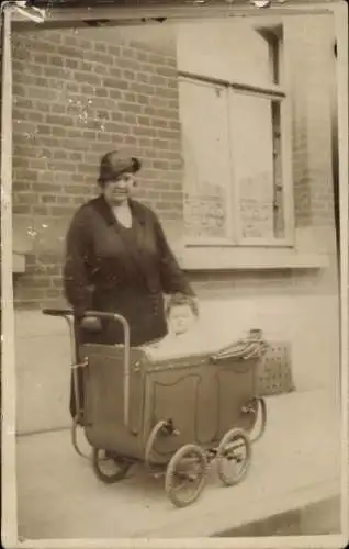 Foto Ak Frau mit Kind im Kinderwagen, Portrait, Baby