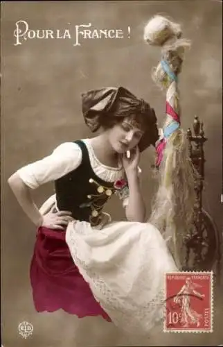 Ak Junge Frau in französischer Tracht, Spinnrad