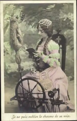 Ak Junge Frau in französischer Tracht, Spinnrad, Buch