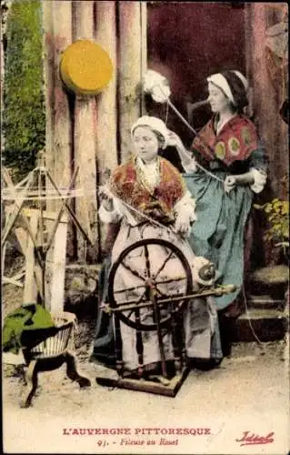 Ak Auvergne, Frauen in Volkstracht, Spinnrad