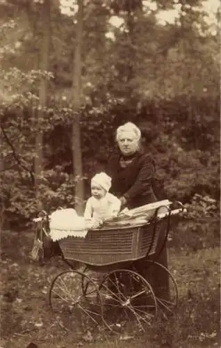 Foto Ak Frau mit Baby im Kinderwagen, Portrait, Wald