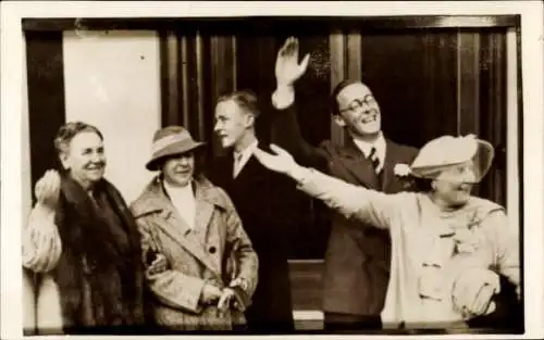 Ak Königin Wilhelmina der Niederlande, Prinzessin Juliana, Prinz Bernhard, winkend