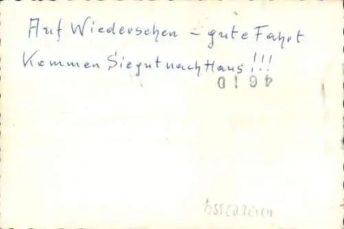 Foto Ak Österreich, Ortspartie, Gasthof, Personen im Automobil winken bei der Abfahrt