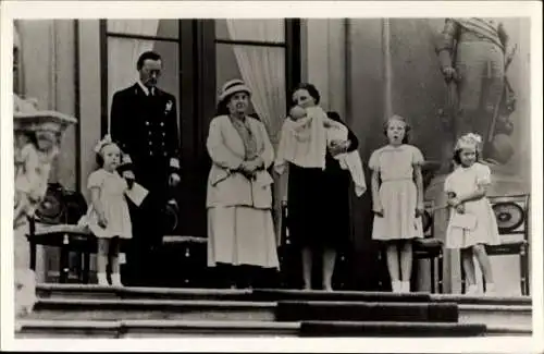 Ak Königin Wilhelmina der Niederlande, Juliana der Niederlande,Prinz Bernhard der Niederlande,Kinder