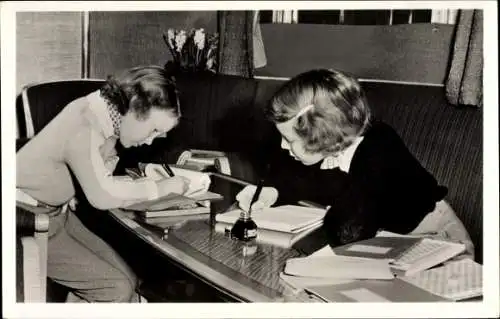 Ak Prinzessin Beatrix und Irene bei Hausaufgaben, St. Anton 1950
