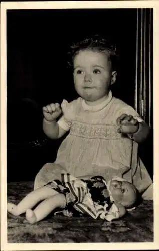 Ak Prinzessin Marijke der Niederlande, Sitzportrait mit Puppe, Het Loo 1948