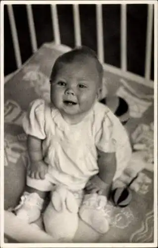 Ak Prinzessin Beatrix der Niederlande, Portrait im Kinderbett, Spielzeug