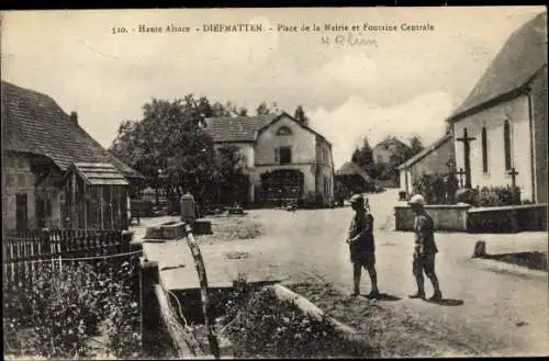 Ak Diefmatten Elsass Haut Rhin, Place de la Mairie et Fontaine Centrale