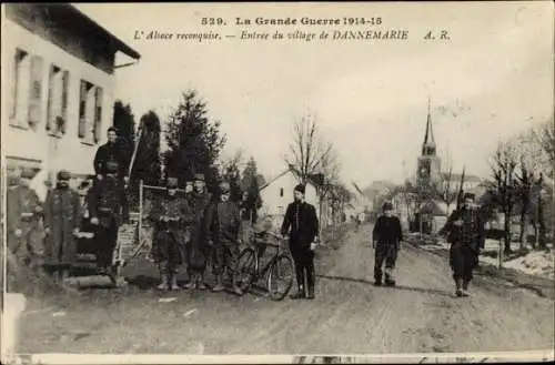 Ak Dannemarie Dammerkirch Elsass Haut Rhin, Entrée du village, Soldats