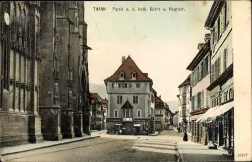 Ak Thann Elsass Haut Rhin, Partie an der kath. Kirche und Hauptstraße