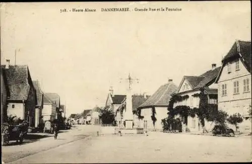 Ak Dannemarie Dammerkirch Elsass Haut Rhin, Grande Rue et la Fontaine, Straßenpartie