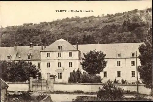 Ak Varzy Nièvre, École Normale, Blick auf die Schule