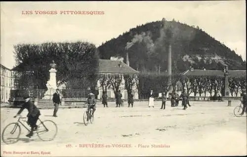 Ak Bruyères Vogesen, Place Stanislas, Platzpartie, Radfahrer, Denkmal