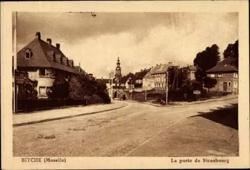 Ak Bitche Bitsch Lothringen Moselle, La porte de Strasbourg, Straßenpartie, Wohnhäuser, Kirchturm