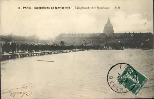 Ak Paris, Les Inondations 1910, L'Esplanade des Invalides, Brücke, Hochwasser