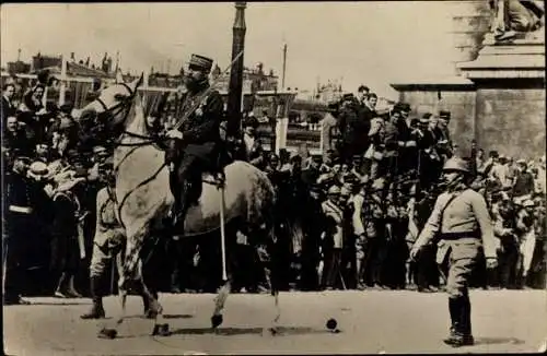 Foto Ak Paris, Les Fêtes de la Victoire, 14.7.1919, Soldaten, Pferd, Zuschauer 