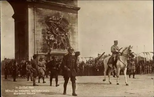 Ak Paris, Les Fêtes de la Victoire, 14.7.1919, Arc de Triomphe, Maréchal Pétain, Militärparade