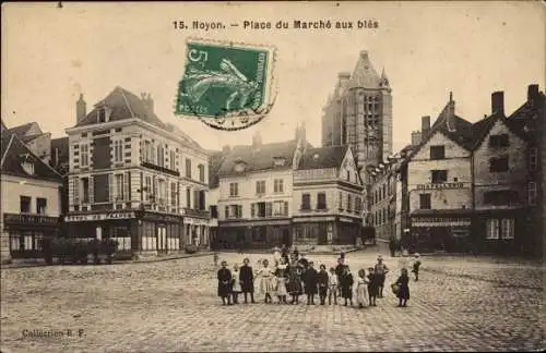 Ak Noyon Oise, Place du Marché aux blés, Hotel de France, Chapellerie, Kirche, Geschäfte, Kinder