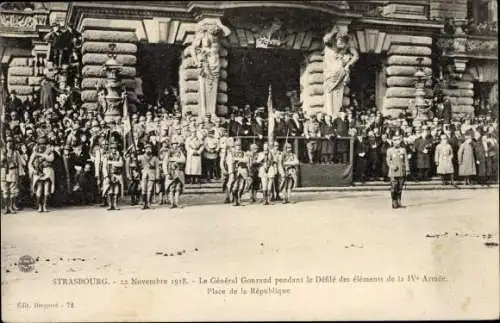 Ak Strasbourg Straßburg Bas Rhin, General Gouraud, Defile de la IVe Armee, Place de la Republic 1918
